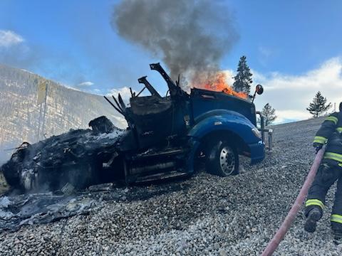 🚨Lucky escape near Eisenhower Tunnel! Truck driver survives fiery ordeal on westbound I-70 in Summit County, #Colorado.

🔥Quick action and emergency response saved the day.

#EisenhowerTunnel #Accident #TruckFire #CloseCall #Trucking #TruckingUSA #Truckers #News #NewsUSA