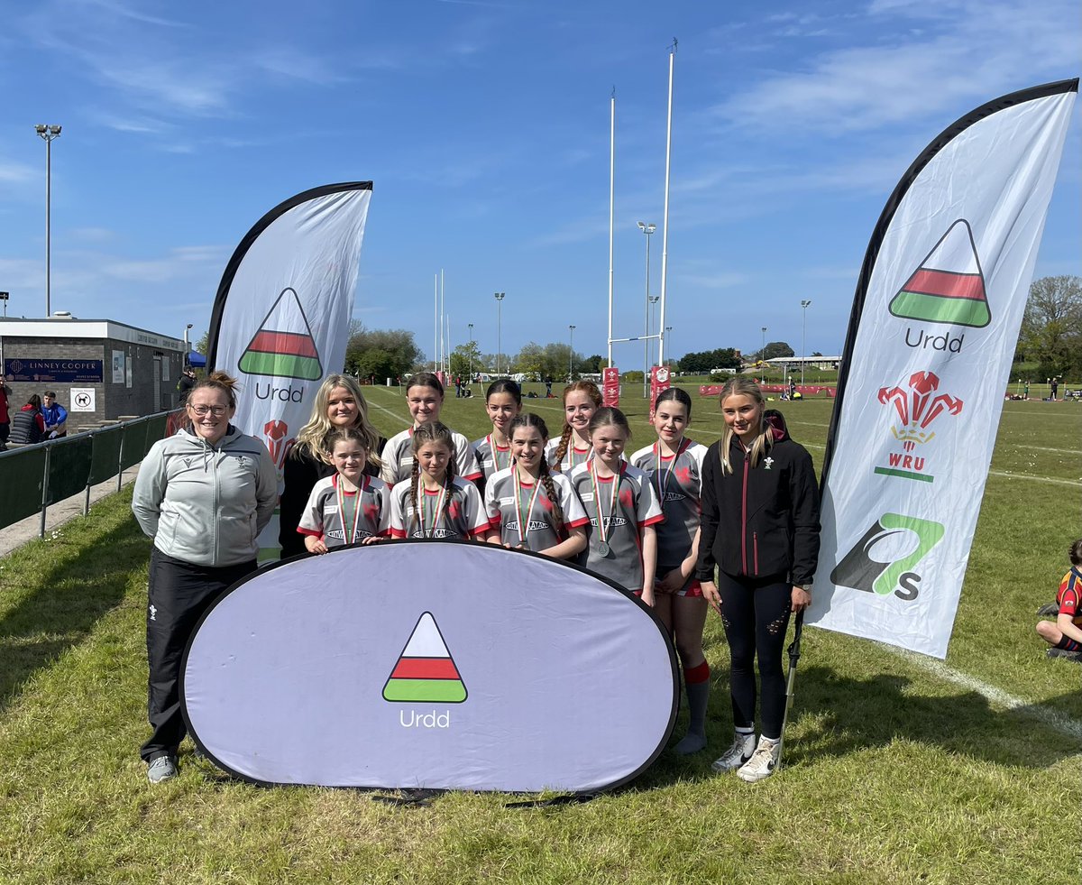 Canlyniadau Merched Bl.7 🏉🏆 Cwpan Merched Bl. 7 #UrddWRU7 Gogledd Cymru 🏆 🥇 @Godrer_Berwyn 🥈@DyffrynOgwen Plât Merched Bl.7 #UrddWRU7 Gogledd Cymru 🤩 🥇@ysgdyffrynconwy 🥈@StDavidsCollege Da iawn chi ferched !👏