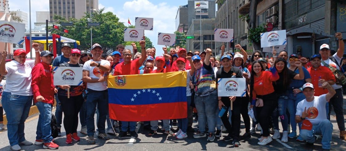 #1Mayo Al ritmo de la salsa el pueblo salió a las calles de #Caracas a acompañar al líder de la revolución @NicolasMaduro para conmemorar las luchas antimperialistas de los pueblos por sus reivindicaciones laborales #MayoDeTransformación @ELOYSULBARAN @TransporteGobVe