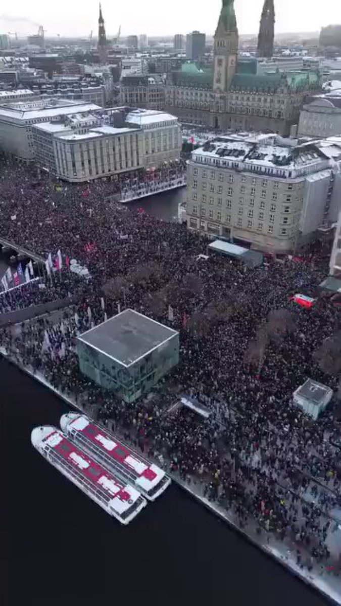 شعوب العالم تخرج إلى شوارع مدنها تضامنا معا غزة بإستثناء الشعوب العربية إلى اي مستوى وصلت إليه أمتنا العربية 🤔