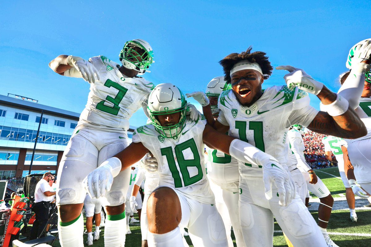 #AGTG Wow!! After a great conversation with @RashaadSamples I am blessed to receive an offer from the university of Oregon! #GoDucks @junioradams13 @_AParks4 @CarlosLynn @CoachRJ_007 @Coach_McHugh @CoachReed10 @samspiegs @ParkerThune @adamgorney @MikeRoach247 @ChadSimmons_ 🙏🏾🦆