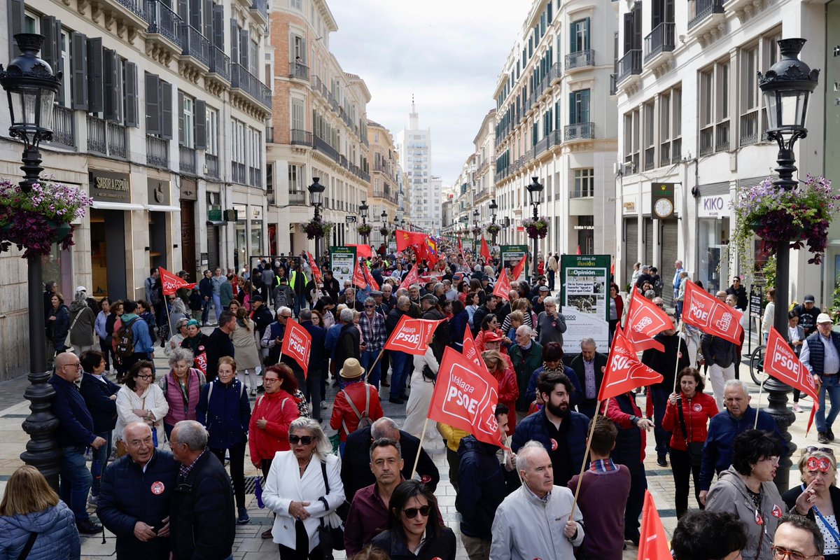 🌹Esta mañana hemos asistido a la manifestación del #1deMayo en #Málaga.

✊L@s jóvenes socialistas siempre estaremos en la primera línea por los derechos de los trabajadores y las trabajadoras.

#SeguimosEnLaSendaDelProgreso