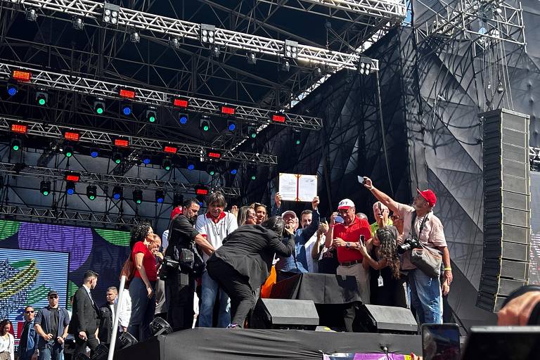 Evento de Lula e Centrais Sindicais nesse 1º de Maio tinha de tudo, mega palco, grupo de pagode, forró, mc, bateria de escola de samba e até food truck. Só faltou uma coisa...GENTE.