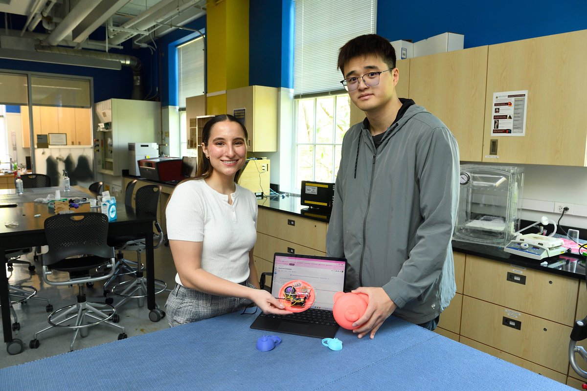 👶Introducing the future of infant care: a team of Johns Hopkins electrical engineering students have developed a wearable monitor for babies' hearts and lungs! Read about their 3D Wearable Infant Heart and Lung Monitor.  #BabySafety #Innovation #DesignDay engineering.jhu.edu/ece/news/intro…