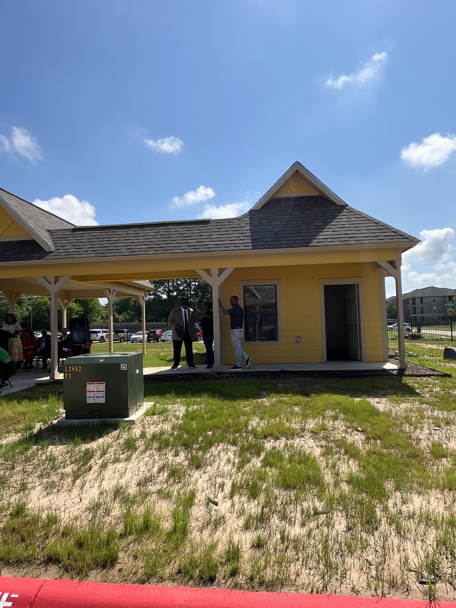 HUD Field Office Director Earl Redrick joins Mayor Bob Bruggeman in Texarkana to welcome a new public housing community for seniors. #HUD #Publichousing #changinglives