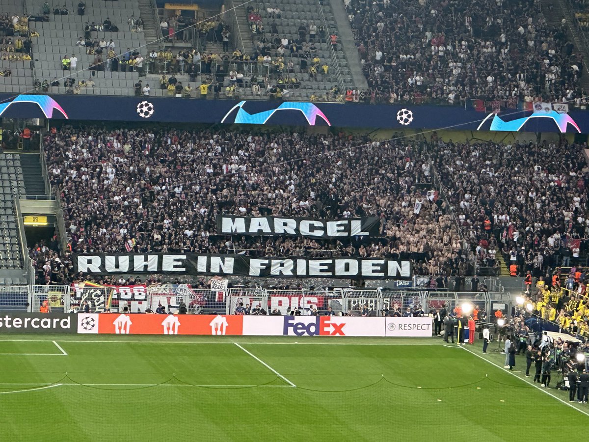 Beau geste des ultras parisiens qui rendent hommage à Marcel, supporter du BVB décédé en début d’année 👏🕊️