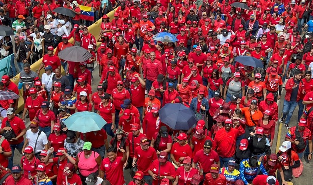 Junto al Superintendente @jdavidcabello trabajadores del @SENIAT_Oficial marchan con alegría para celebrar su día. #MayoDeTransformación