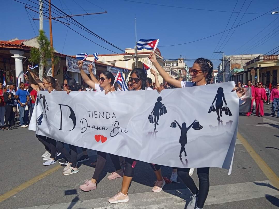 Actores no estatales presenten en el desfile por el #1Mayo en #PinardelRío #PorCubaJuntosCreamos @DiazCanelB @DrRobertoMOjeda