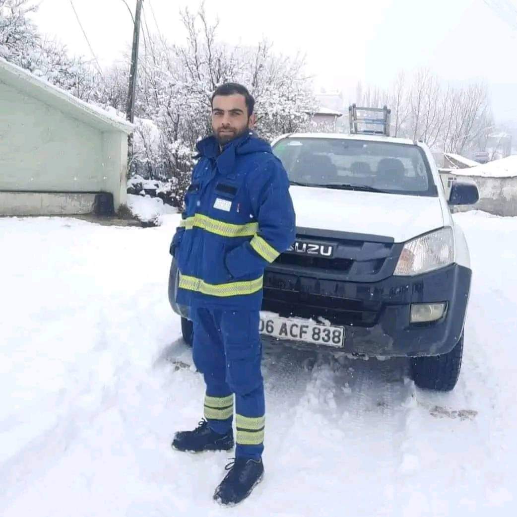 Sedat Güner..
26 yaşında, Çamlıbel EDAŞ arıza-bakım-onarım işçisi..
Tokat Reşadiye kırsalında arıza tamiri için çıktığı direkten düşerek hayatını kaybetti..
v/Enerji İşçileri Birliği
Ailesine, mesai arkadaşlarına ve dostlarımıza başsağlığı diliyoruz..