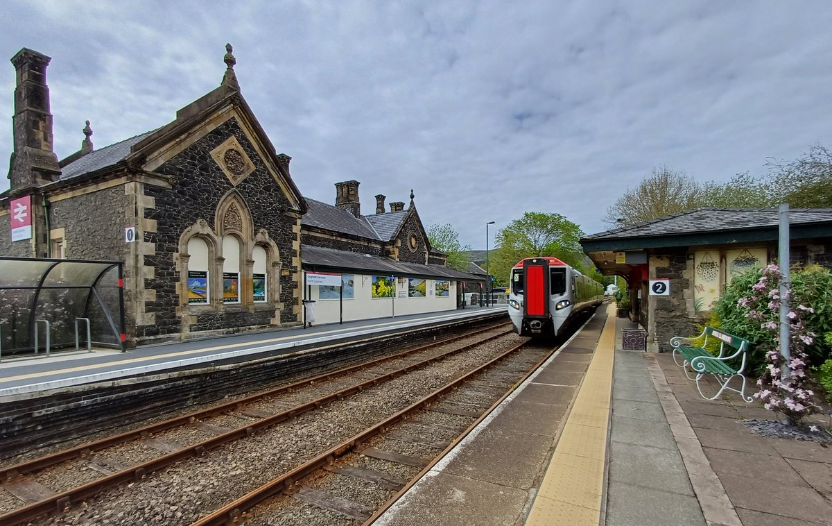 watfordgap's tweet photo. Well, @ConwyVNWCoast & @tfwrail you are spoiling me with some fantastic #CommunityRail adopted stations and splendid @ScenicRailBrit views! Even an ACoRP @CommunityRail
award winner!
#OnHoilday 😎 ✅
#NotWorking 💻 ❌
#StillOnATrain 🚇🏔️ 😊
#Deganwy #NorthLlanrwst #Dolwddyelan https://t.co/cwtZEJGiOP