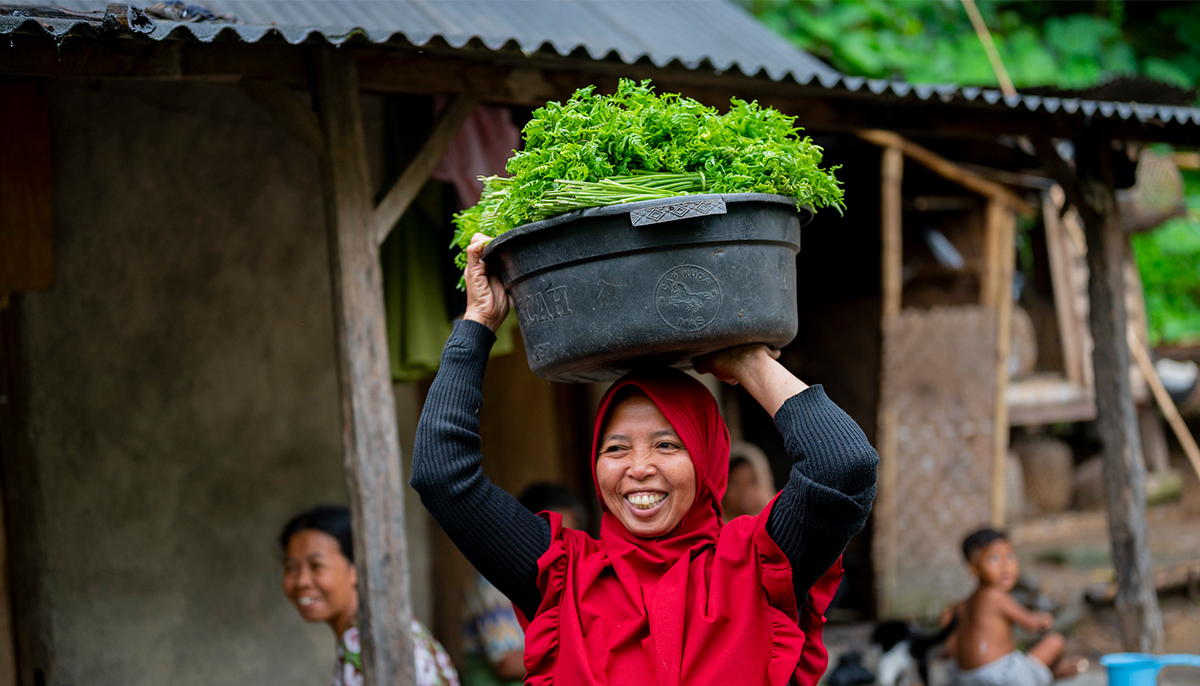 Selamah’s produce business helps provide for her family and for many families in her community. Selamah credits this success to the affordable safe water solution she now has at home. Read more about Selamah's story: water.org/our-impact/all…