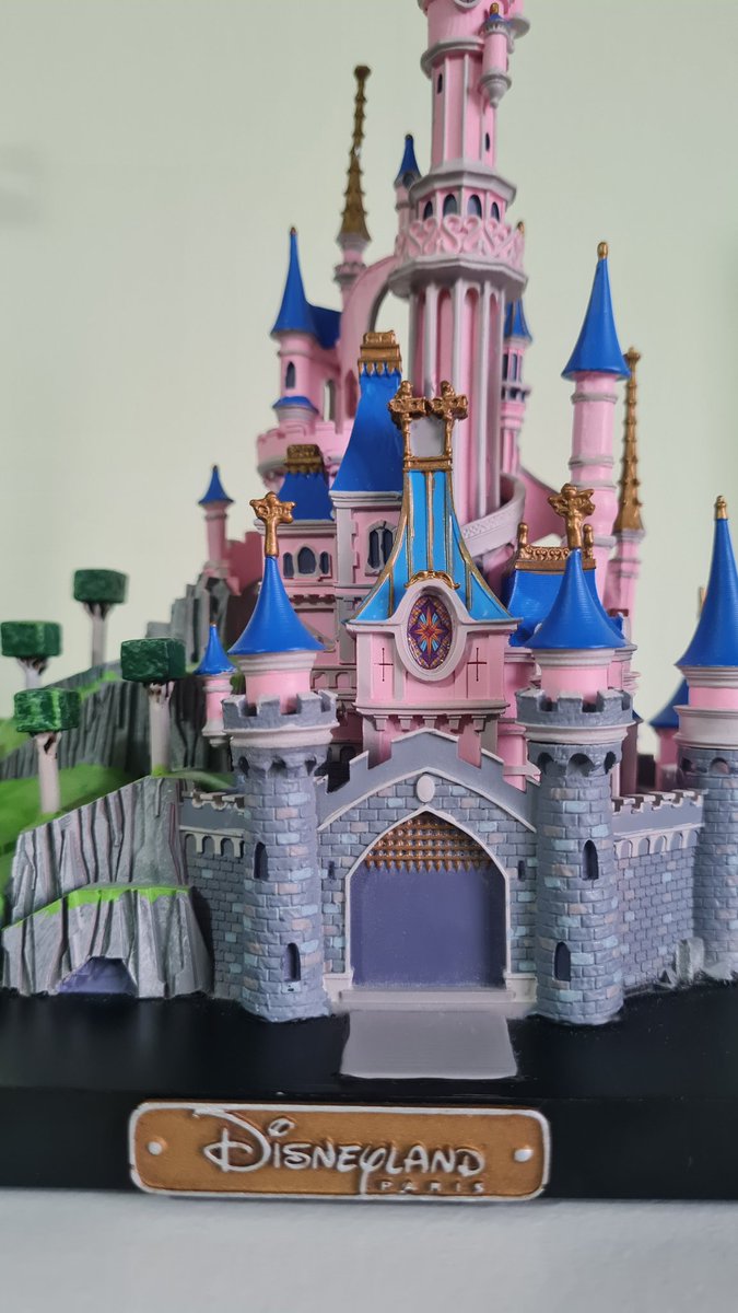 durante il secondo viaggio a Disneyland paris ho comprato questo castello. È il simbolo di un posto che considero veramente FELICE, l'ho protetto tanto per portarlo da Parigi a casa🥺 È una delle mie cose preferite perché ogni volta che lo guardo mi fa pensare ai bei giorni