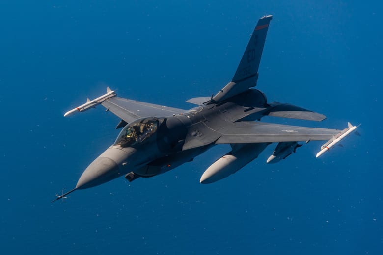 AI Program Pilots F-16 in Air Combat Scenarios: DARPA americanmilitarynews.com/2024/05/ai-pro…