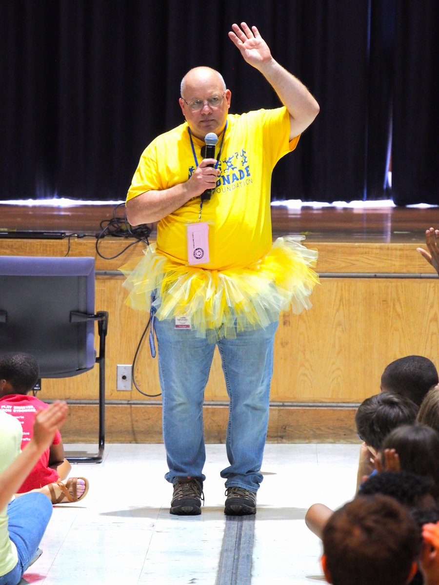On School Principals’ Day, we want to shout out Penn Wynne Elementary's principal, Mr. Bernatowicz for helping lead the school's Alex's Original pep rally last year in this fabulous yellow attire 💛 Learn about Alex’s “Original”> alexslemonade.org/campaign/alexs…
