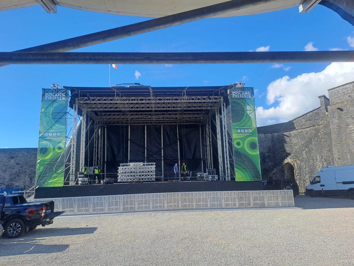 The Stage is set. A big welcome to all visitors to Limerick and Riverfest #Limerick @mydolans @KingJohnsCastle @MoncrieffMusic @qweenbandire #Riverfestlk #riverfest