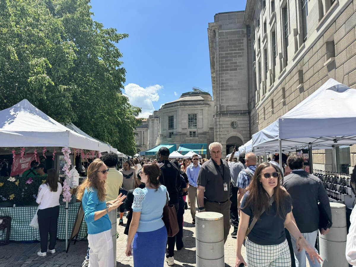 🥟 Empanada Wednesday is back at Wilson Plaza with @CapHarvestDC market! #BeDowntown