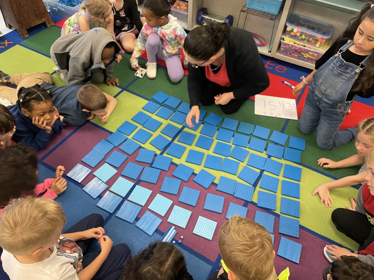 Une expérience authentique ce matin chez Mme Bain (1A). On a annoncé les dons jusqu'à présent pour ACTI-LIRE (7543$). Les élèves ont travaillé avec leur enseignante pour visualiser ce que représente la somme d'argent à l'aide de tuiles! Bravo ! <a href="/JPGagnier/">J</a>