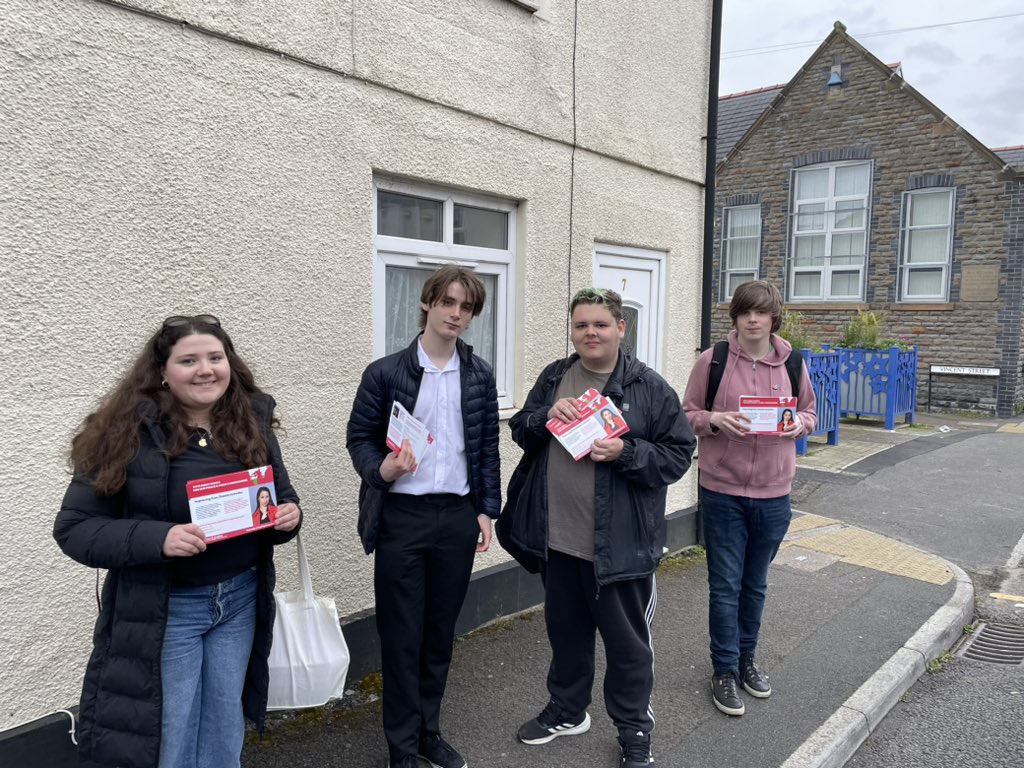 Out in the Sandfields in Castle Ward this evening for @Emma_Wools Great response for our eve of poll canvas 🏴󠁧󠁢󠁷󠁬󠁳󠁿🌹 🪪 Don’t forget to bring your ID with you when you vote 🗳️ ⏰ Polls open 7am to 10pm