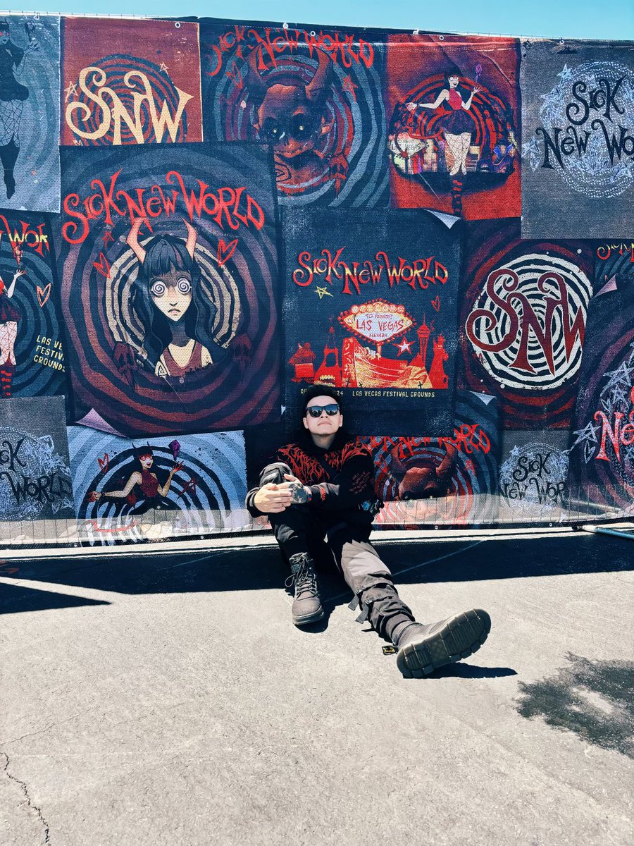 evanriot's tweet photo. on a sick one. @snwfest 😈⛓️🩸🥀 https://t.co/6gTxbzQ2V0