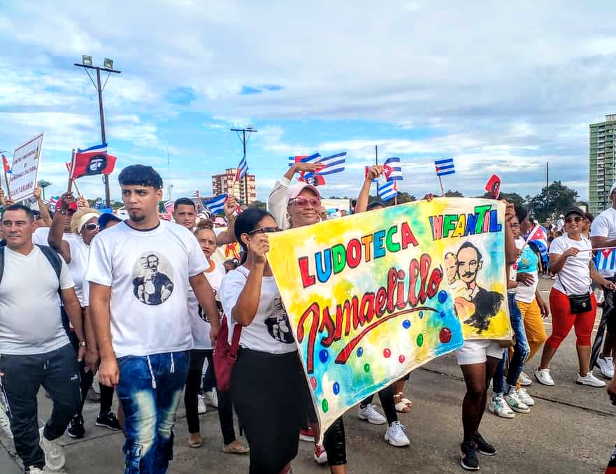 Qué extraordinaria demostración de patriotismo y pasión revolucionaria el desfile por el 1ro. de mayo en Guantánamo. Qué inolvidable experiencia haber vivido junto a los guantanameros esa gran manifestación de amor y compromiso. ¡Vivan los trabajadores! ¡Viva por siempre Fidel!