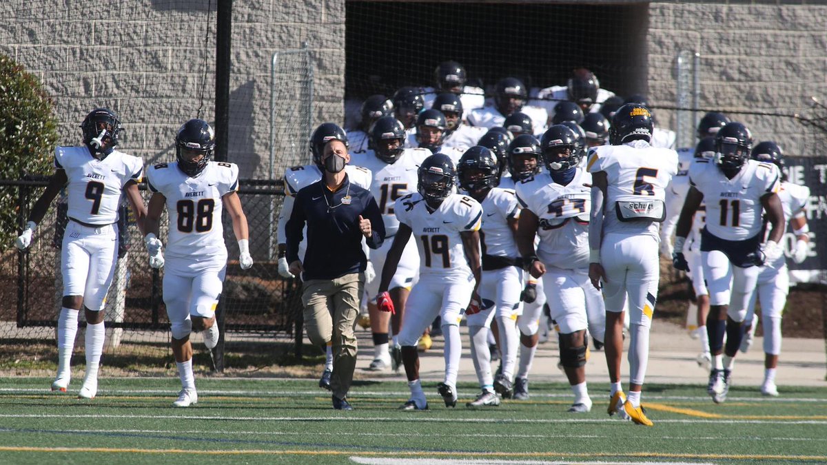 Always great to see you brother @CoachWills88 Coach Wills from @AverettFootball came out to our 7on7 Monday and came by the school to see some guys today!