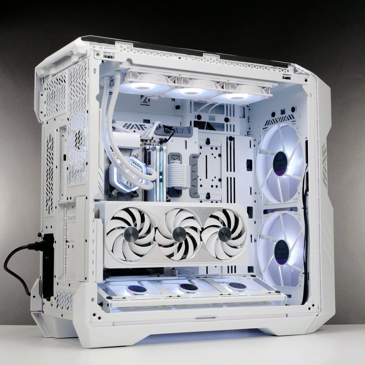 The HAF 700 White is looking mighty fine in its winter shroud. 📸 Battlerigs @battlerigs #pcmr #gamingsetup #pccase #coolermaster