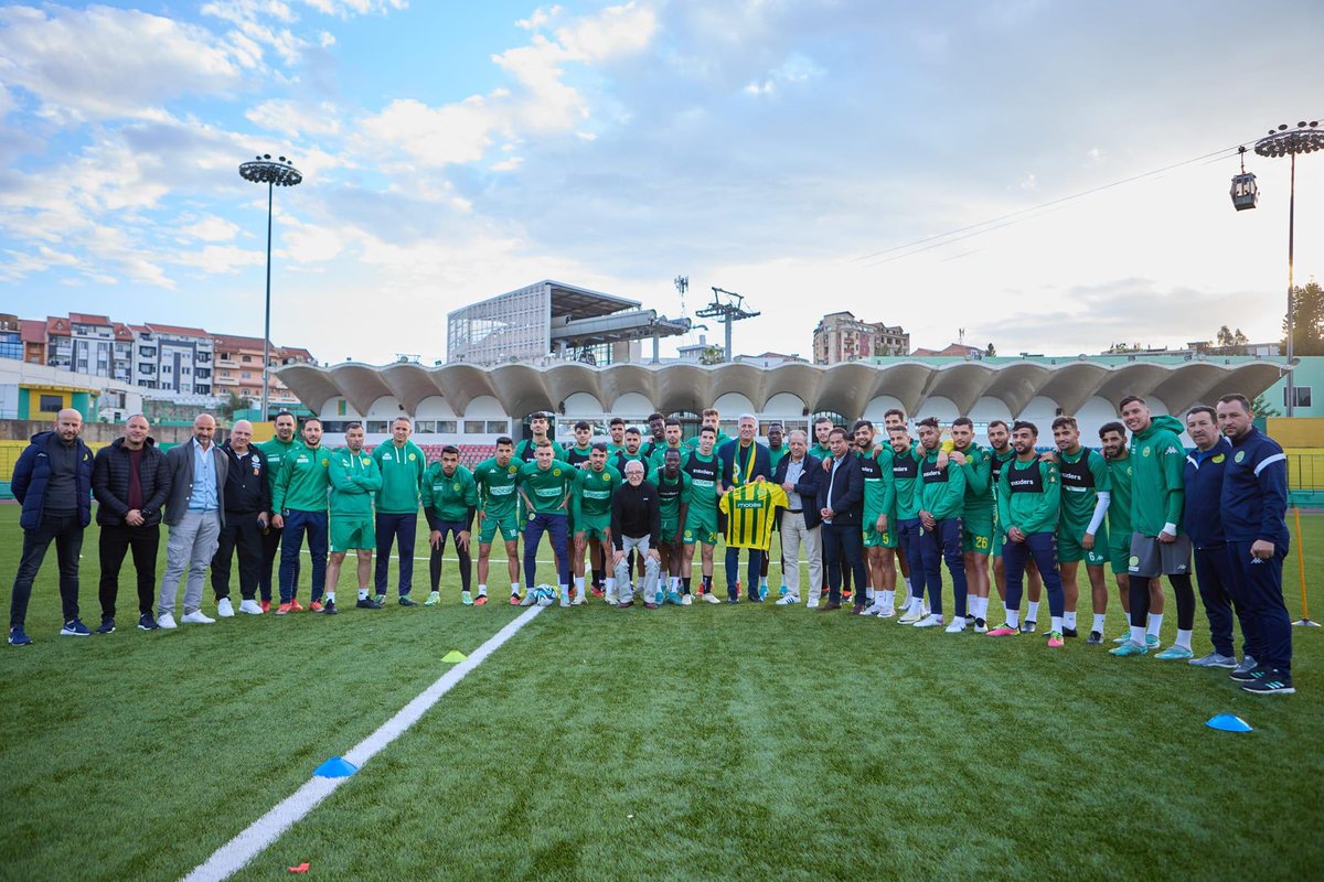 𝗣𝗲𝘁𝗸𝗼𝘃𝗶𝗰 𝗰𝗵𝗲𝘇 𝗹𝗮 𝗝𝗦𝗞 Le sélectionneur national M.Vladimir Petkovic, accompagné de son staff, a rendu visite cet après-midi à l'équipe de la JSK au stade du 1er Novembre de Tizi-Ouzou, où le président M.El Hadi Ould Ali était à son acceuil. #𝗩𝗶𝘃𝗲𝗝𝗦𝗞 🟡🟢