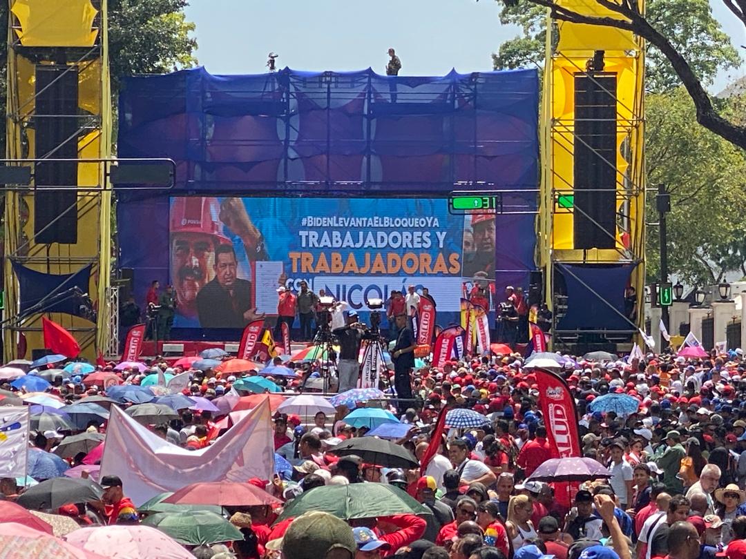 #EnFotos | Con entusiasmo y alegría, la #GMTVzla acompaña al Pdte. @NicolasMaduro en la celebración por el Día del Trabajador, ratificando el compromiso de la fuerza laboral en la recuperación de la economía de nuestro país ¡Sigamos adelante! #MayoDeTransformación