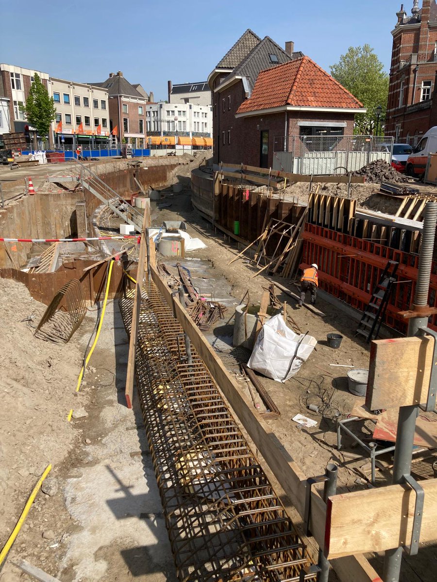 🏗️ Update Nieuwe Mark. We zijn nog steeds druk bezig met de werkzaamheden rondom de Nieuwe Mark. Mooi nieuws, want deze ochtend zijn de eerste stenen voor de kademuren van het tweede deel gemetseld! In het vierde kwartaal van 2024 verwachten we klaar te zijn met het tweede deel.