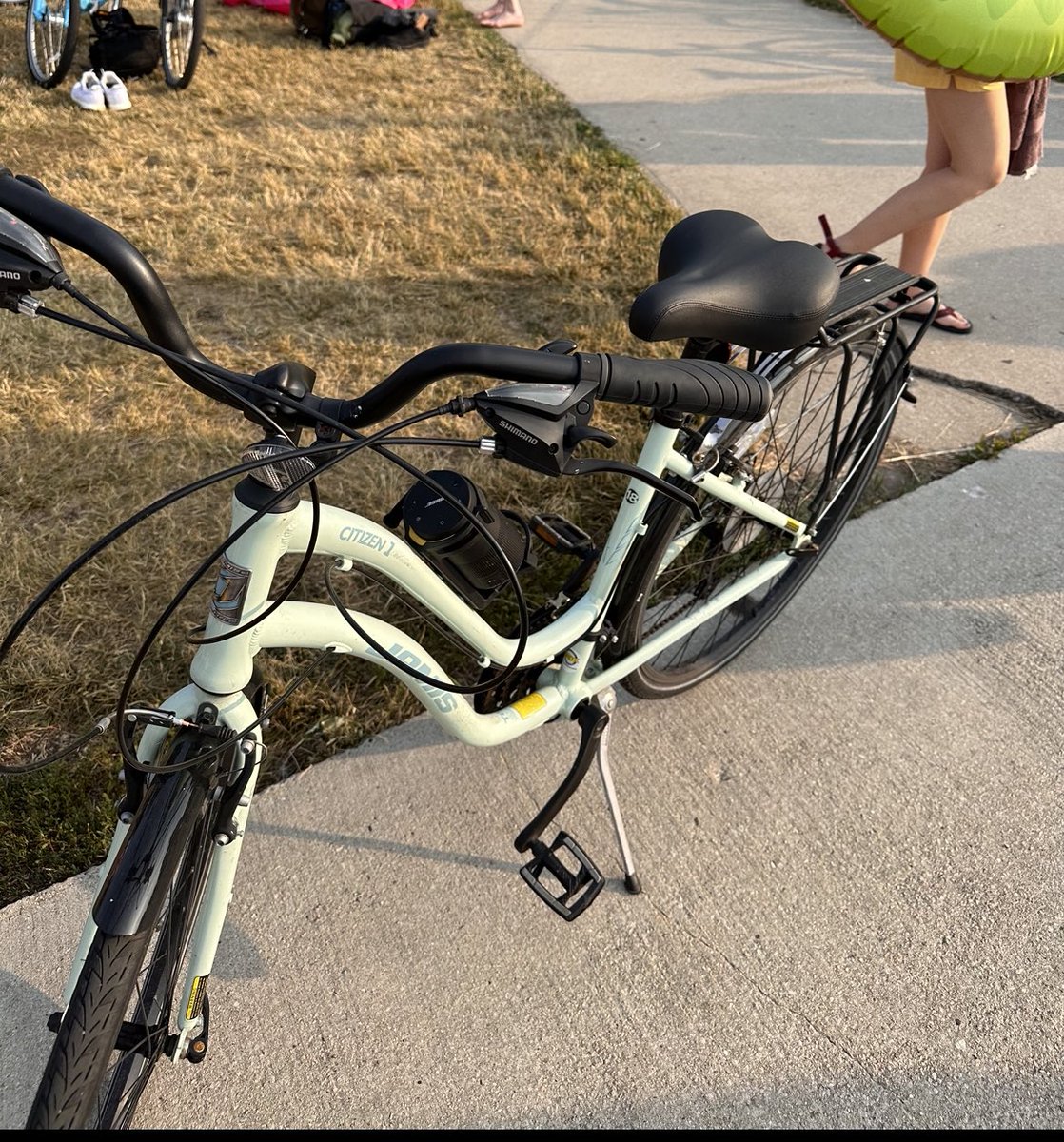 Hey #bikechi my roommates light blue Jamis bike was stolen from our locked & gated backyard last night. There is also a basket attached to the front on the long shot someone sees this bike around Chicago