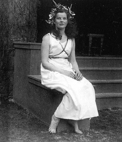 Katherine Hepburn, age 20, dressed up for Bryn Mawr's May Day in 1928. #MayDay #KatherineHepburn

Photo: Courtesy of Bryn Mawr College Library