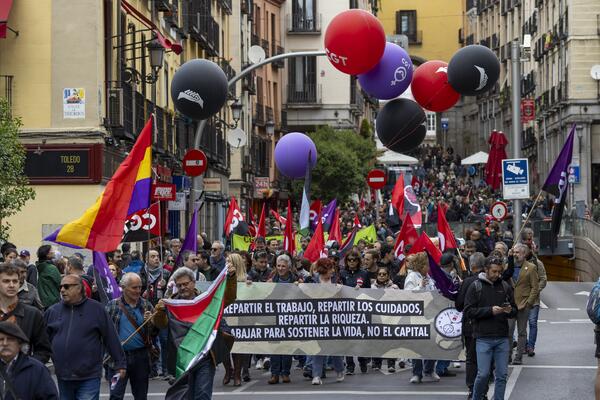 “No podemos permitir que una situación  administrativa creada por el Estado nos condene a la marginalidad, a la falta de derechos sanitarios, laborales, de educación y vivienda”, reivindicaban en en su manifiesto #IMInterseccional 📸 @Dafernicola elsaltodiario.com/1-mayo/mundo-c…