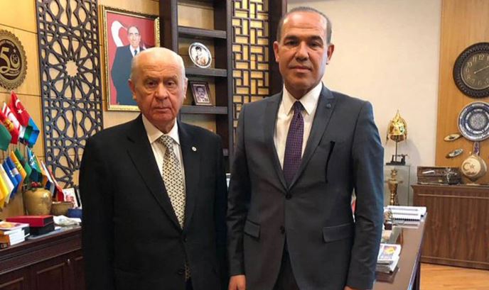 Adana Büyükşehir Belediyesi eski Başkanı ve MHP Genel Başkan eski Başdanışmanı Hüseyin Sözlü partisinden ihraç edildi.

Sözlü daha önce  MHP'de "Başdanışman" görevinden alınarak "tedbirli olarak" merkez disiplin kuruluna sevk edilmişti.