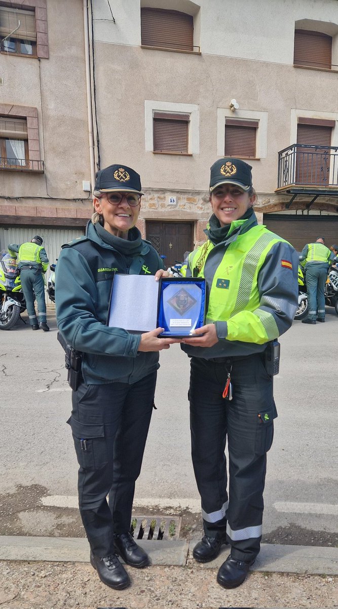 La Teniente Coronel Cristina Moreno, ha visitado esta mañana a los efectivos de la Unidad Móvil y Seguridad Vial de la Agrupación de Tráfico que velan por la seguridad en la Vuelta Ciclista a España Femenina 2024, en la salida de la 1° Etapa entre #MolinadeAragon y #Zaragoza