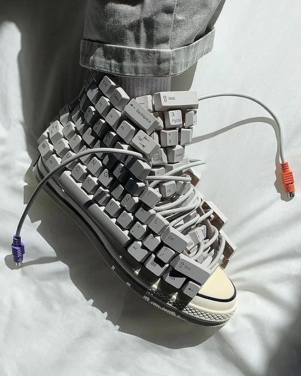 Casen Sullivan's custom keyboard sneakers 👟💻😮—typing at your toes has never looked this cool!

#shoe #sneakerhead #shoesaddict #keyboard 
🔗 foxylabny.com/mag/