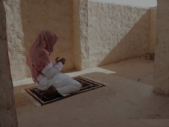 "يا صَاحبَ اللُطفِ الخفيّ
بكَ أستعينُ وأستجيرُ وأكتفي."