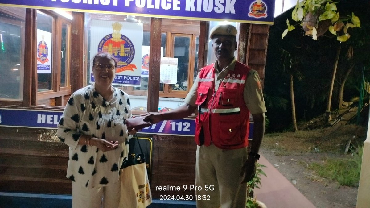 The purse, belonging to a female tourist from Haryana, was promptly returned to her. Kudos to their dedication! 
#PoliceSuccess #CommunityHeroes