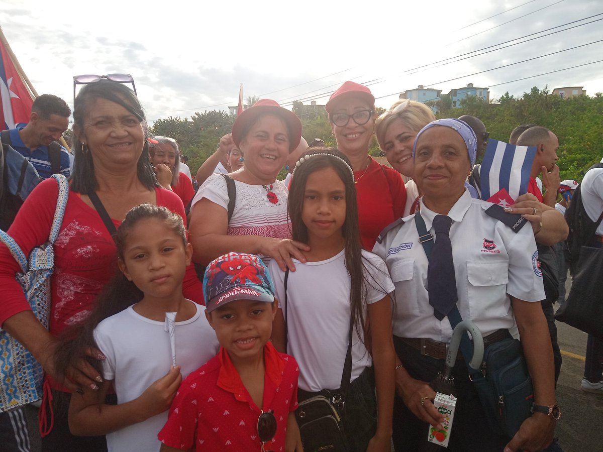 ProsegSantiago's tweet photo. #Proseg dando un si por #Cuba en el desfile del #1Mayo.
#SantiagoDeCuba
#PorCubaJuntosCreamos https://t.co/LdJ1WdzIm8