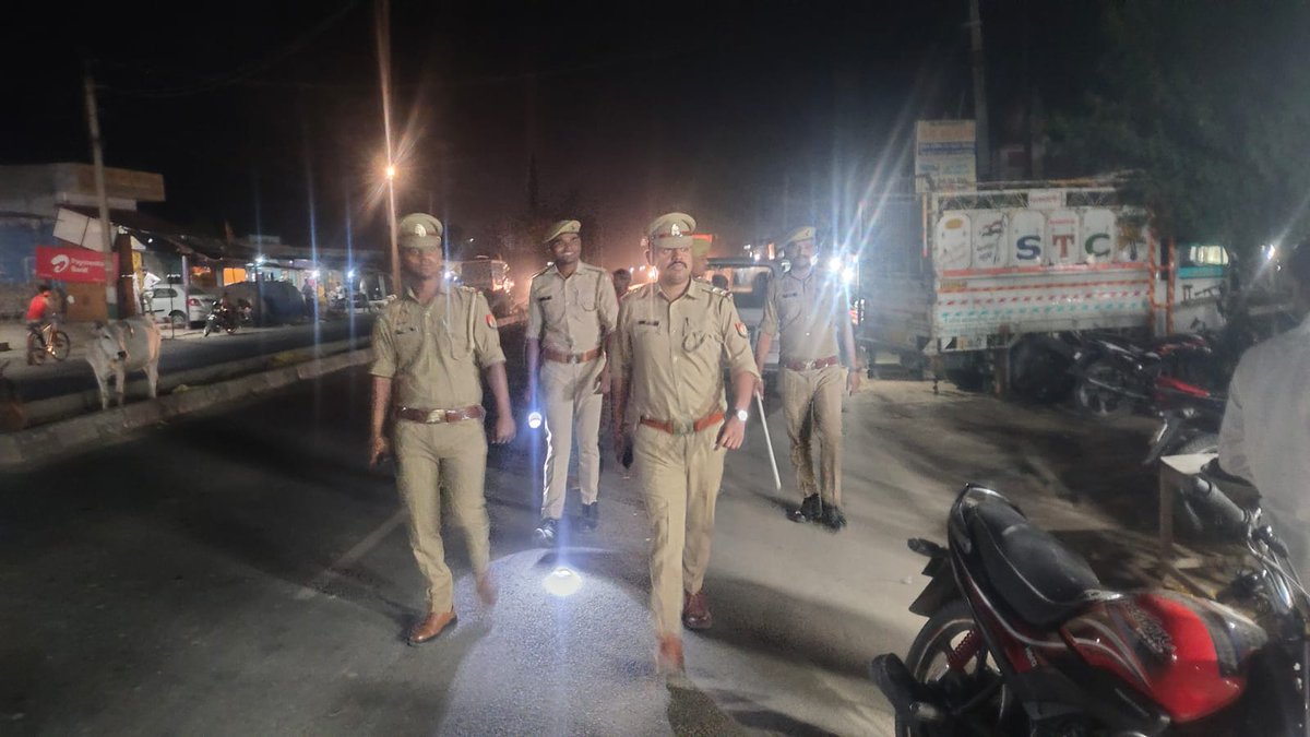 #SPKheri @GaneshPdSaha के निर्देशन में कानून व शांति-व्यवस्था बनाये रखने के उद्देश्य से तथा आमजन में पुलिस के प्रति विश्वास एवं सुरक्षा के भाव को सुदृढ़ करने हेतु थाना मैलानी पुलिस  द्वारा क्षेत्र में पैदल गश्त किया गया।
@Uppolice