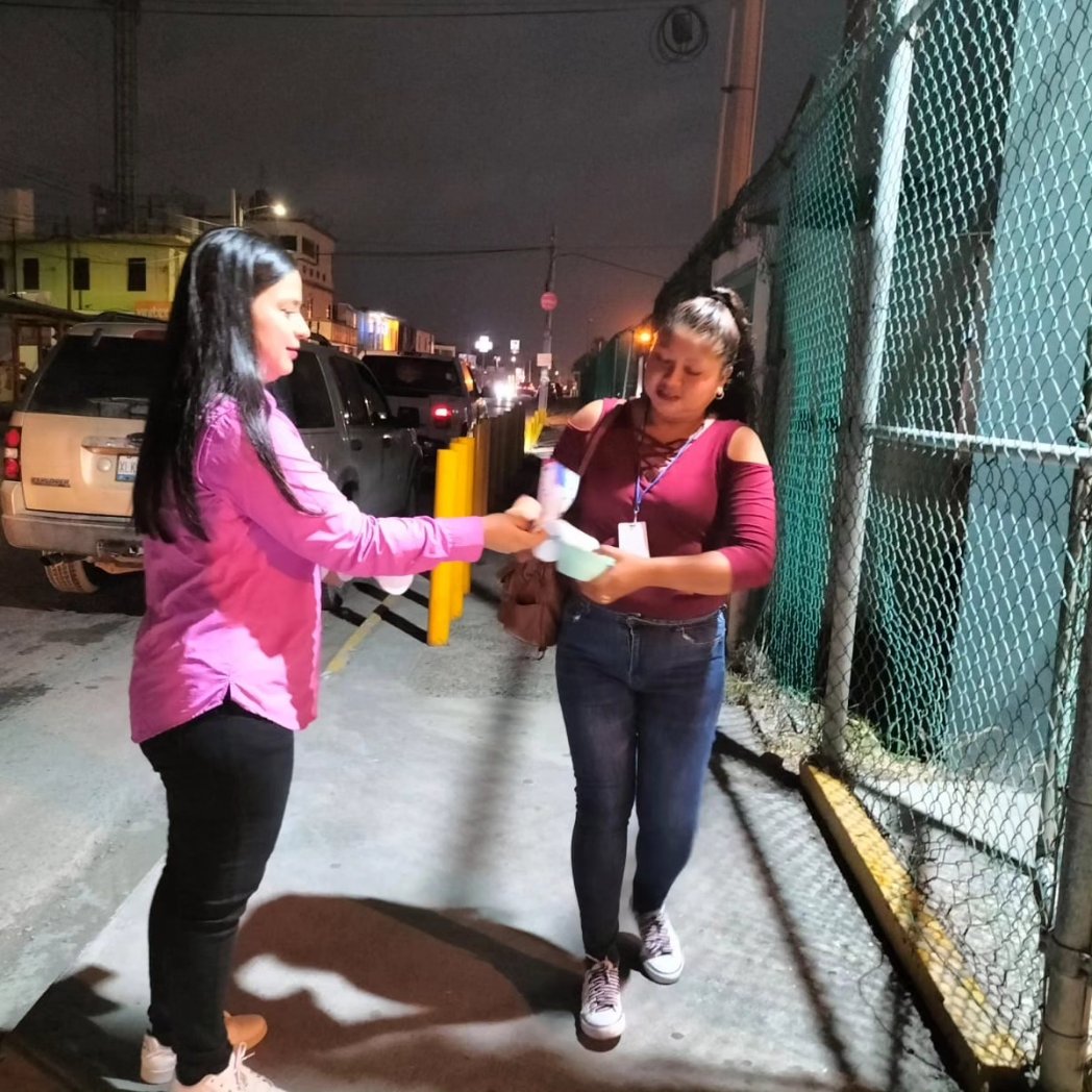 GarzaDorado's tweet photo. Saludando bien tempranito a nuestros amigos del sector obrero.

#LlegoLAHORAdelcambio
#LauritaGarzaDiputada
#VamosAEstarMejor https://t.co/0N9vgenCnU