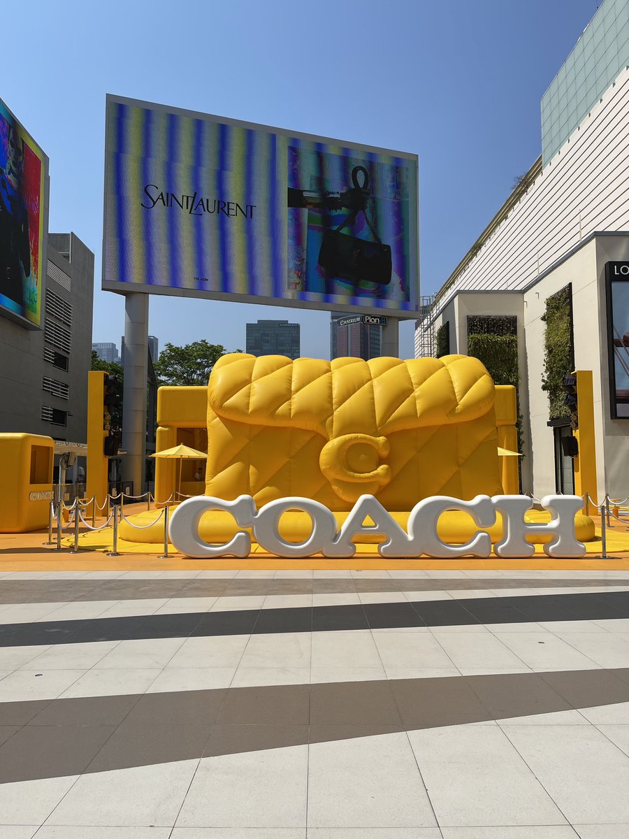 narumi_bkk's tweet photo. COACHのイベントへ〜
ここの一角だけLAぽくて可愛かった🧡
（LA行ったことないけど笑）
バッグのアイス目当てで行ったのにマイミー🥺🥺🥺
6種類のアイスから選べて、私はオレンジに🍊
美味しかったので迷ったらおすすめ👈🏽
平日行ったらお客さんほぼ居なくて、LINEの登録も簡単に出来たので、ぜひ〜〜 https://t.co/rlki6MnTxn