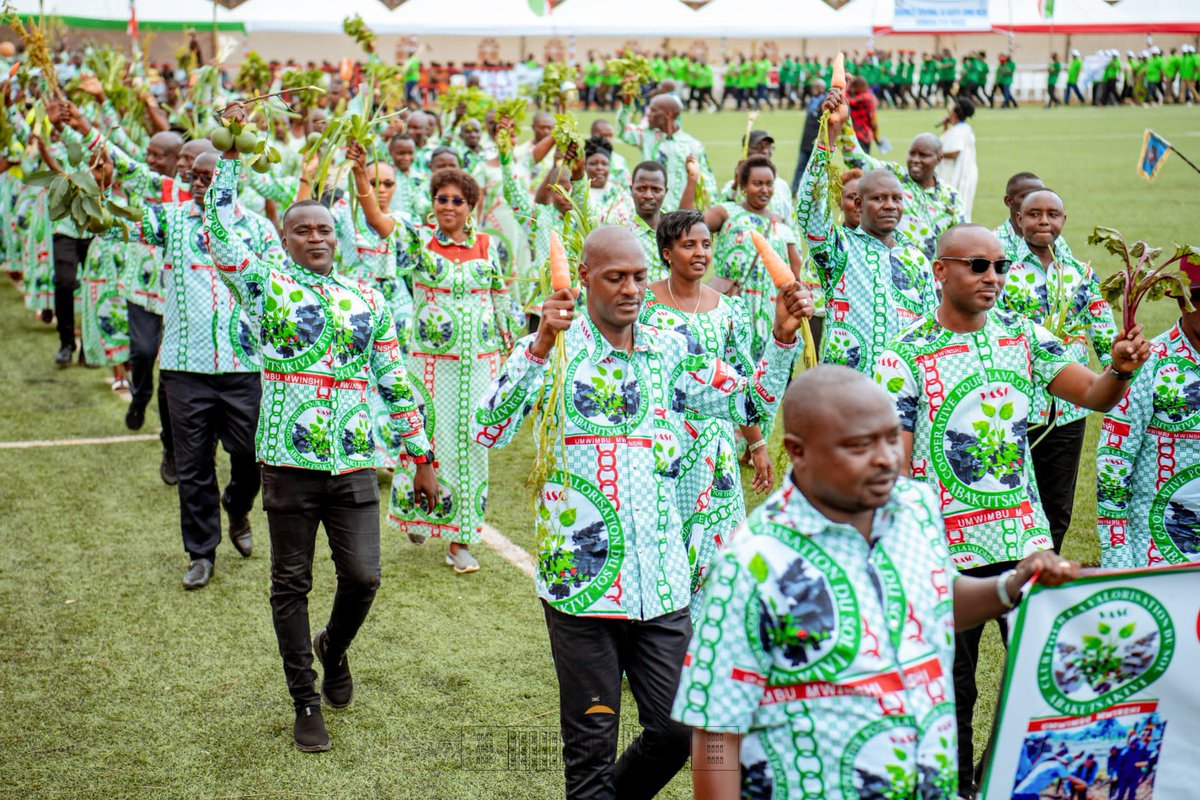 Un appel à un travail assidu suivi d'une évaluation régulière de la performance individuelle est lancé à tous les #Burundi-ais,à travers le thème de la célébration de la Journée Internationale du Travail et des Travailleurs, rehaussée,à @KayanzaProvince,par le Couple Présidentiel