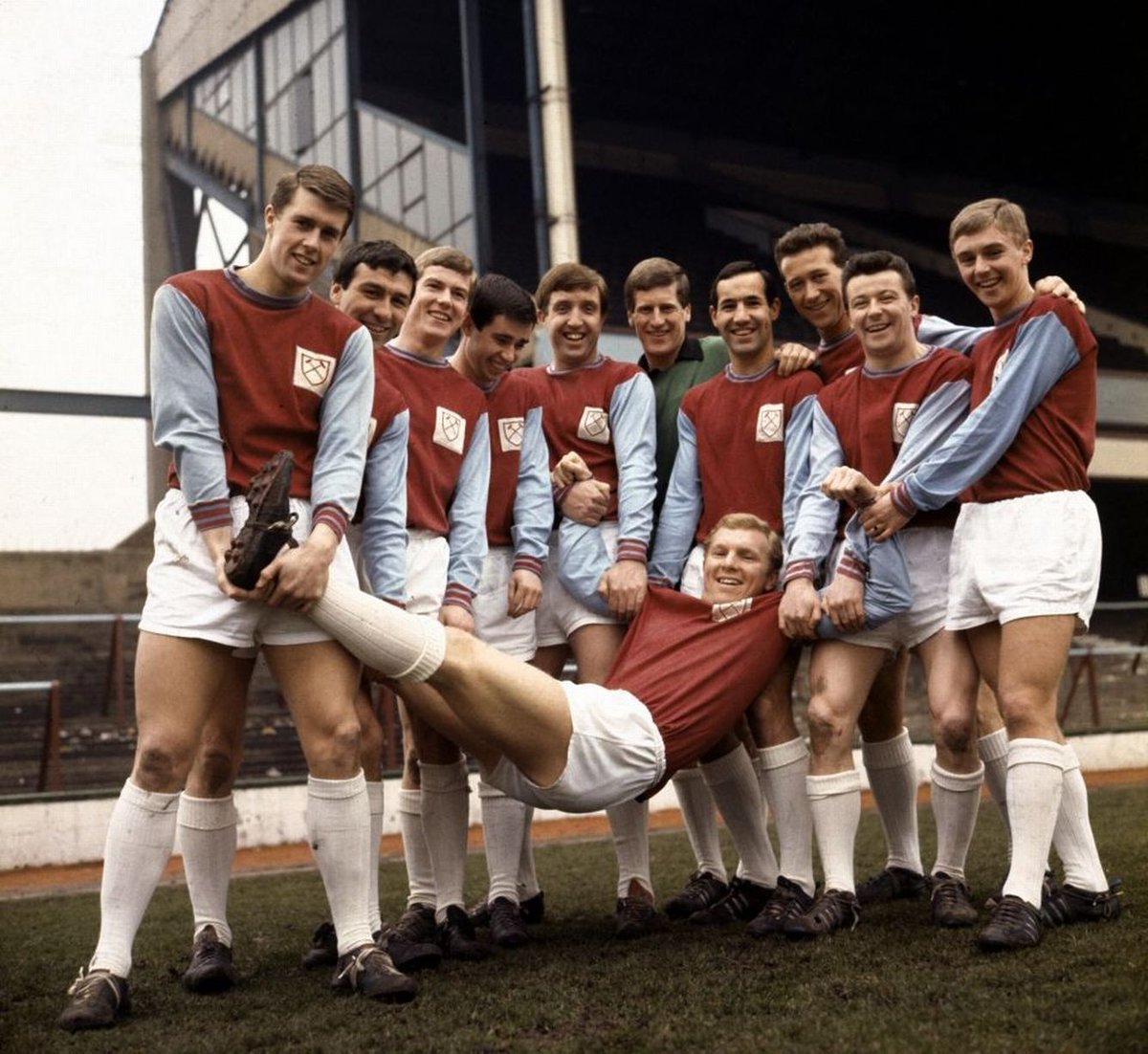West Ham players looking forward to the 1964 FA Cup Final, which will be 60 years ago tomorrow. Eight of the team came through the Youth Team, seven of the team had surnames beginning with B and all eleven were English ⚒️🏴󠁧󠁢󠁥󠁮󠁧󠁿