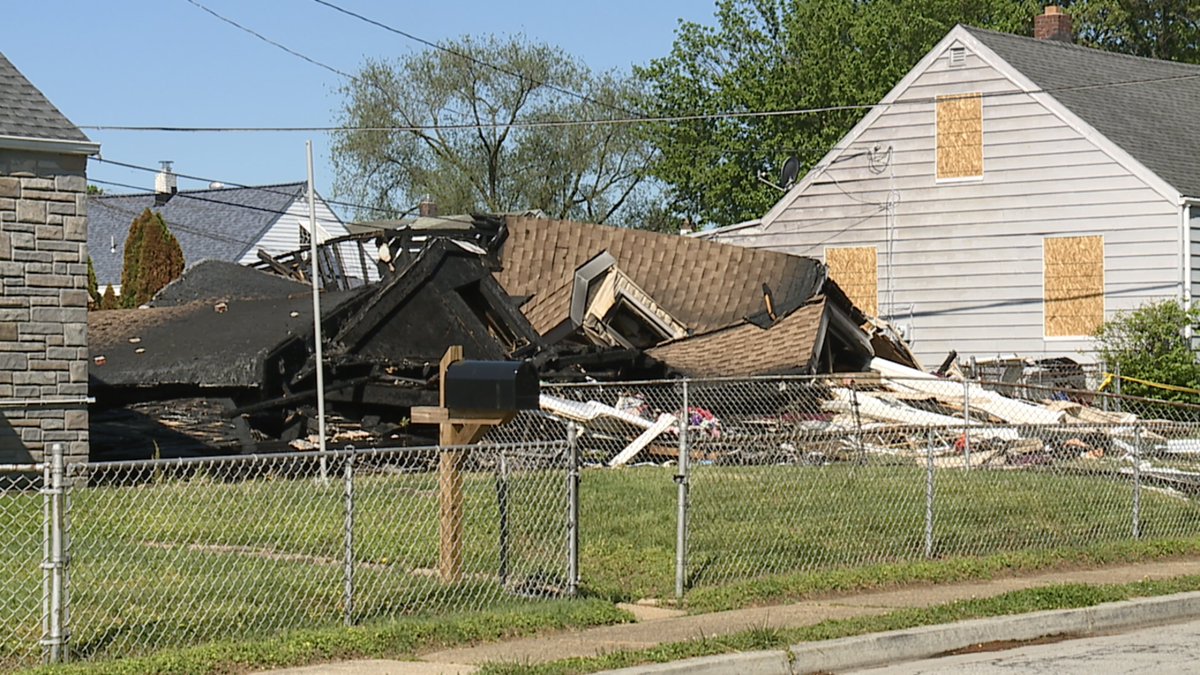 Officials return to the scene of a house explosion on Crafton Road in #Essex to begin the on-site investigation. #BaltimoreCounty @BaltCoFire @ATFBaltimore @MarylandOSFM @WMAR2News