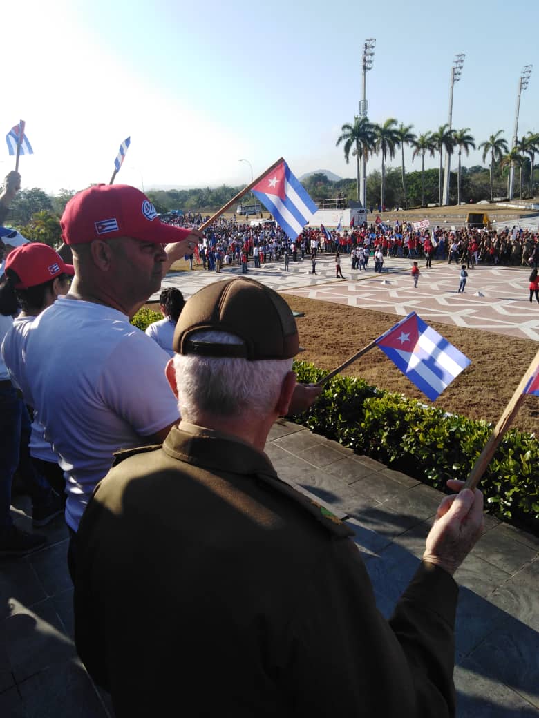 Desde muy temprano el pueblo villaclareño se movilizó para festejar el #1roDeMayo. Junto a sus dirigentes desfiló en la plaza #CheGuevara. Esa es #Cuba y la #Revolución que defiende. #NoMásBloqueo #PalestinaLibre