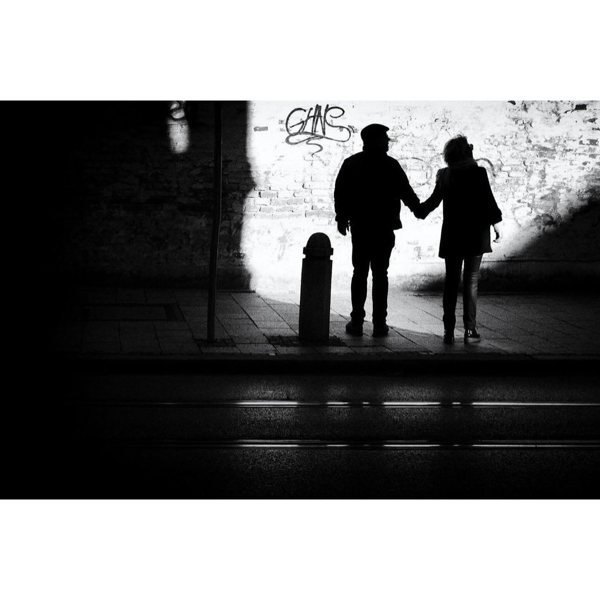 This Street Shot was taken by @sandy_jendryka We want to see all genres of Street Shots. Please continue to use #ssicollaborative and follow @streetshotsinternational for the chance to be featured. #StreetPhotography #monochrome #filmnoir #blackandwhite #bnw #silhouette