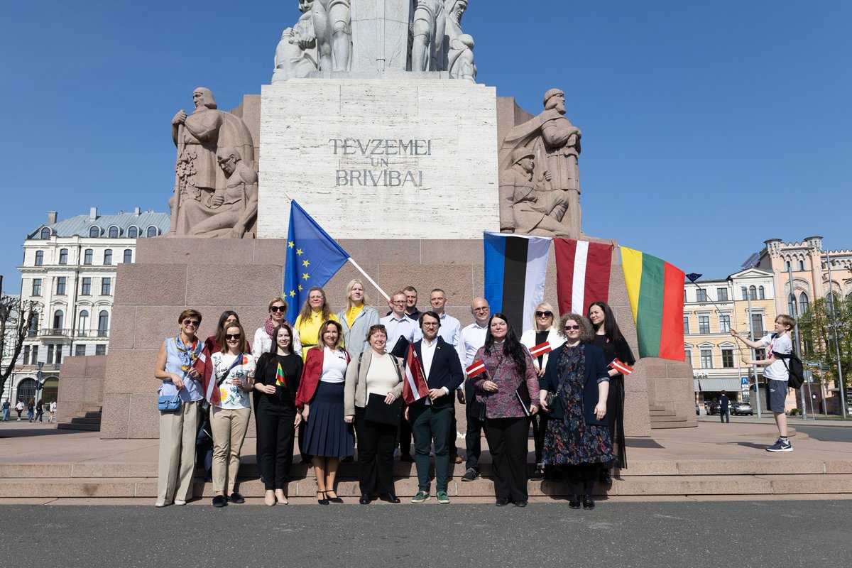 Foreign Minister & member of Latvian Diplomatic Choir @Braze_Baiba and employees of @Latvian_MFA participate in a flash mob event - walking large format Latvian & EU flags in honour of 2️⃣0️⃣ years of 🇱🇻's membership in the #EU 🇪🇺 📸 Flickr album: flickr.com/photos/latvian… #LV20EU