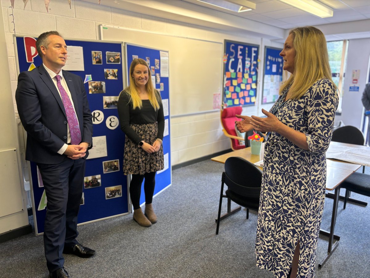 Education Minister @paulgivan visited @GlenlolaSchool and was delighted to meet Principal Eric Thompson, Board of Governors, staff and pupils. The Minister toured the school Wellness Centre and met Heather Law, Head of Pastoral Care and Lauran Brown, Pupil Support and Welfare…