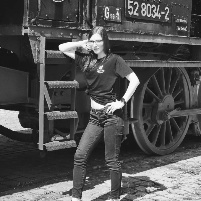 "R&auml;tselzeit! 🚂 Wo in der Welt bin ich? Stehe vor diesem alten Schatz der Eisenbahngeschichte und bin<a href="/tag/newvideo"class="tags"><span>#newvideo</span></a><a href="/tag/ivasonnenschein"class="tags"><span>#ivasonnenschein</span></a>