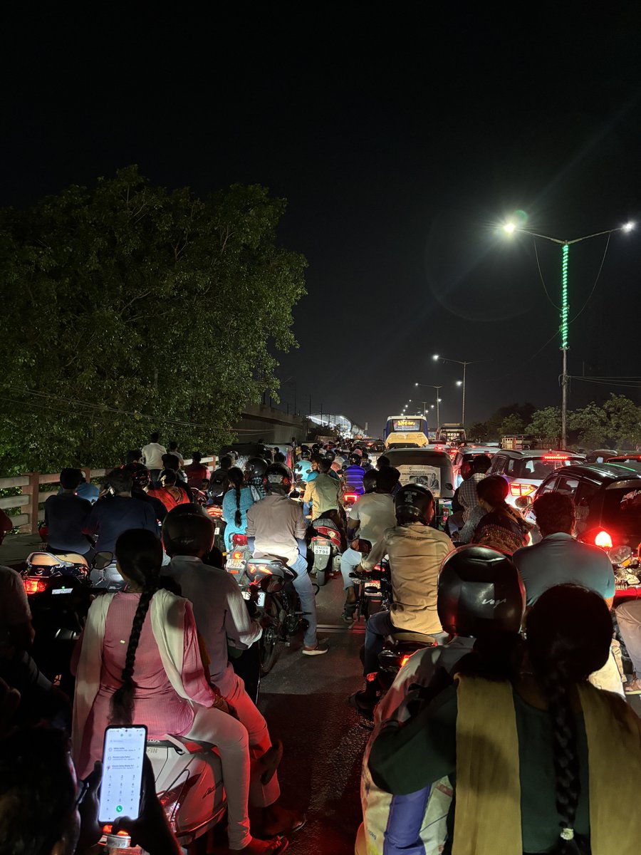Traffic jam at Bharat Nagar Flyover 

#HyderabadTraffic